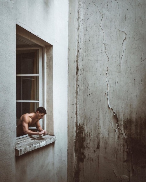 mainepoet:  luz-natural:  Patio life @damdbs by @charlesdecant   Head and chest side pose.