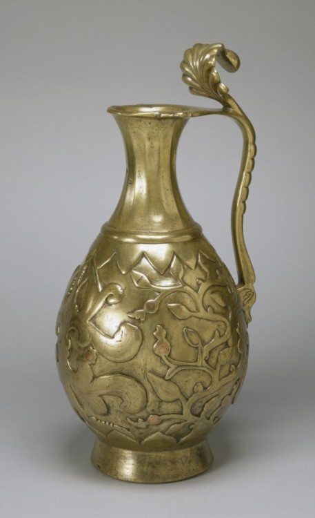 Brass EwerIran, 7th-8th century (late Sassanian-early Islamic) (37.2 x 20 x 17.8 cm) This ewer with 