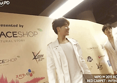 star-hoya: Infinite @ KCON Red Carpet in Japan waving and blowing kisses to you. 