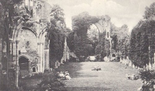 The nave of Netley Abbey (Hampshire, 1909).