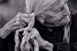 cachetonalovely:  achezeta:  Trenzaré mi tristeza marzo 4, 2014 por Paola Klug  &ldquo;Decía mi abuela que cuando una mujer se sintiera triste lo mejor que podía hacer era trenzarse el cabello; de esta manera el dolor quedaría atrapado entre los