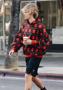 bieberlocks:  March 30: Justin spotted out