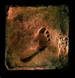 museum-of-artifacts:   A footprint left in a piece of wet mud brick in Ur 4,000 years ago. Ancient Mesopotamia