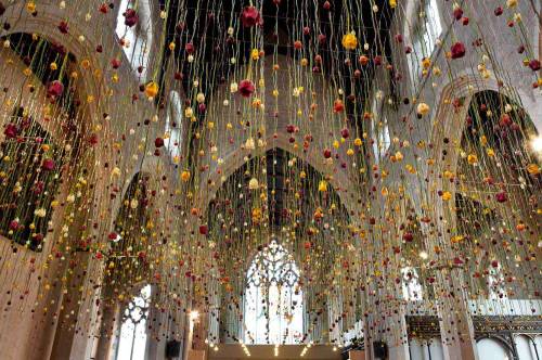itscolossal:  Suspended Floral Installations by Rebecca Louise Law 