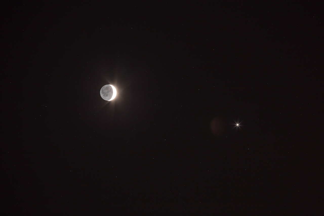 astrofanatic:  Moon and VenusOut doing a shoot this evening and couldnt resist this