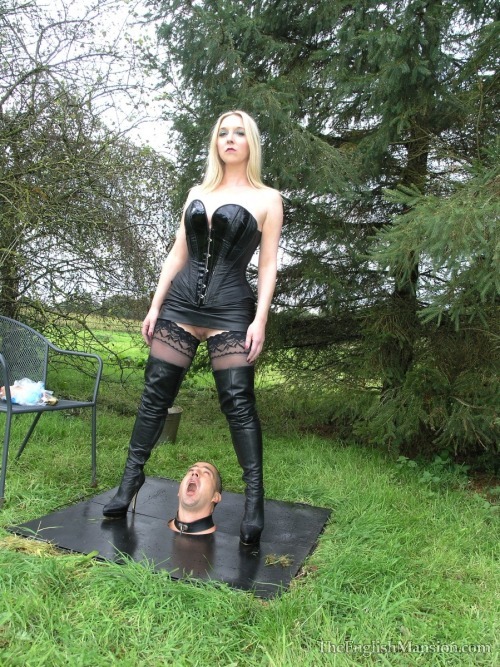 Italienerin Miniarsch Outdoor Femdom