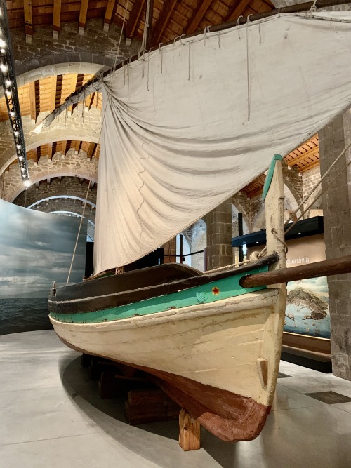 Velero de madera utilizado para la pesca en el Mediterráneo, Museo Marítimo - vaixell de vela de fus