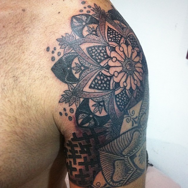 #tattoo #mandala #ink #negro #brazo #sombras #geométrico #inkjunkeyz #crazytattoo