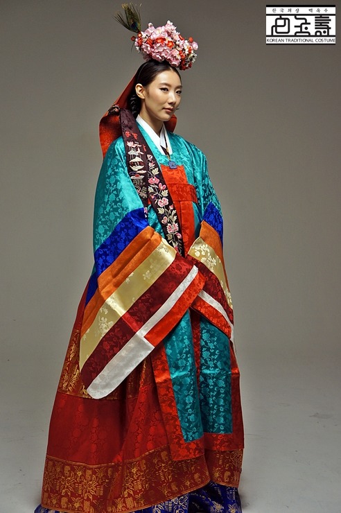 skimcasual: Women’s high formal wear, but nowadays you really only see it in historical dramas