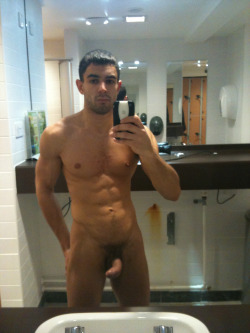 nakedguyselfies:  nakedguyselfies.tumblr.com