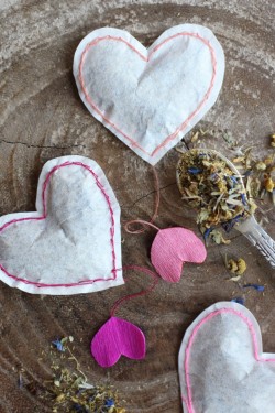 delta-breezes:  DIY Heart Shaped Tea Bags | Honestly YUM 
