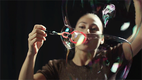 itscolossal:The Science Behind Incredible Bubbles Explained by Pro Bubbler Melody Yang