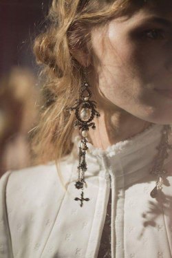 rocoluna:  Backstage at Alexander McQueen S/S 2016  