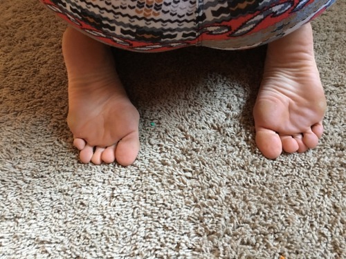 opentolife37: Spreading the love of my favorite sexy feet!! Sunday funday Downward dog anyone?