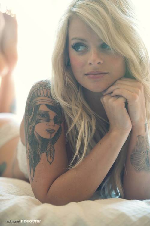 nomalez:  Rach Notonix (Angleterre/England)  Photographer & edit: Jack Russell Joli portrait tout en douceur. J’adore. :-) My links(follow me): Rach Notonix / British girls / tattoo / All Girls.