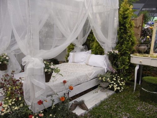 french-sleeping-beauty: 国バラガーデニング　屋外の白いダブルベッド ☘️