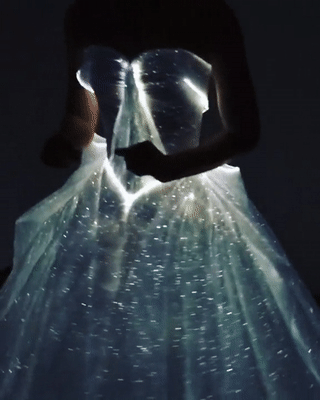 sixpenceee:  Claire Danes’ dress at the MetGala leaves me breathless. (Source)