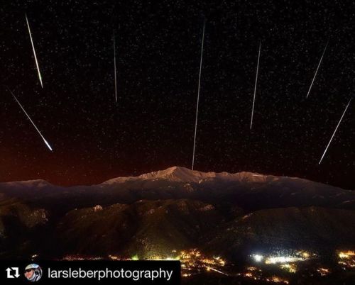 #Repost @larsleberphotography ・・・ Perseid Meteor Shower over Pikes Peak. The moon did not make it ve