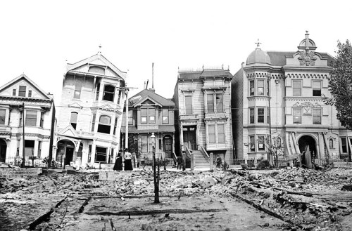 Photos of the 1906 San FranciscoEarthquake:View northeast from City Hall.Souvenir hunters, who in th