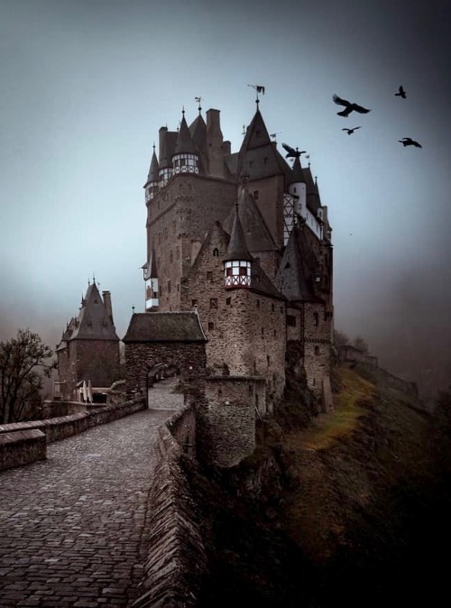 utwo: Castle Eltz Germany © B A S I 