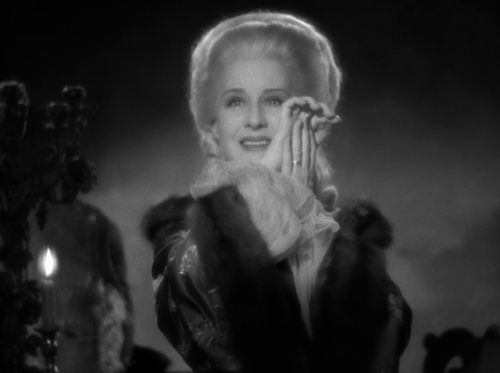 Count Axel von Fersen (Tyrone Power) takes leave of Marie Antoinette (Norma Shearer), the woman he l