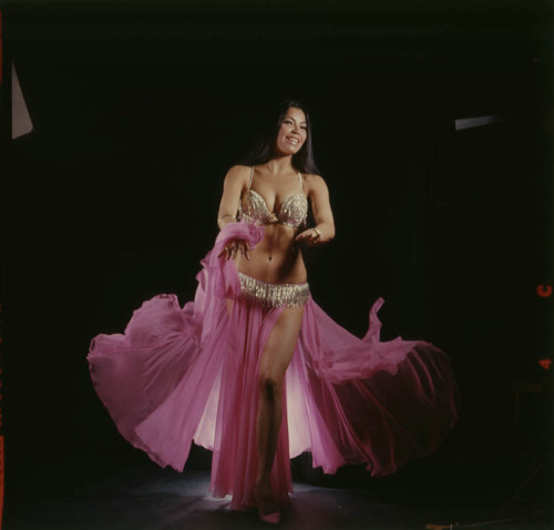 gmgallery:  Nai Bonet Photographed by  –  Peter Basch