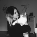 Warum traurige Menschen immer so still sind? Weil sie nichts mehr haben worüber sie erzählen können. Weil ihnen alles genommen wurde, was früher ihr Leben ausgemacht hat. 