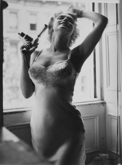 marilyn-monroe-collection:  Marilyn Monroe on the set of The Seven Year Itch, 1955.