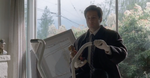 thegrotesckque:Mulder on the exercise bike with his knick-knack fucking kills me.