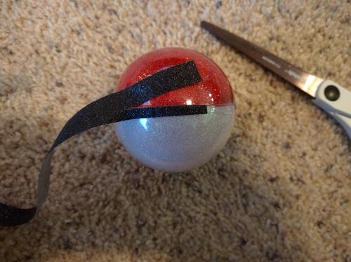 squirtleisthebest: Poké Ball Ornament Tutorial MORE INFORMATION IN THE SOURCE 