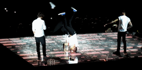 stylinz:  Louis and Liam handstand 