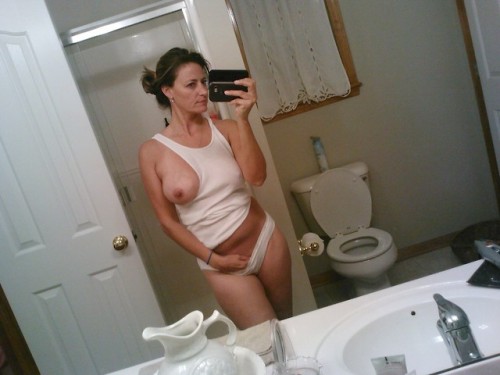 nsfw-sexy-matures:KimberlyPics: 76Naked pics:Yes.Looking for: Men/CoupleLink to profile: CLICK HERE