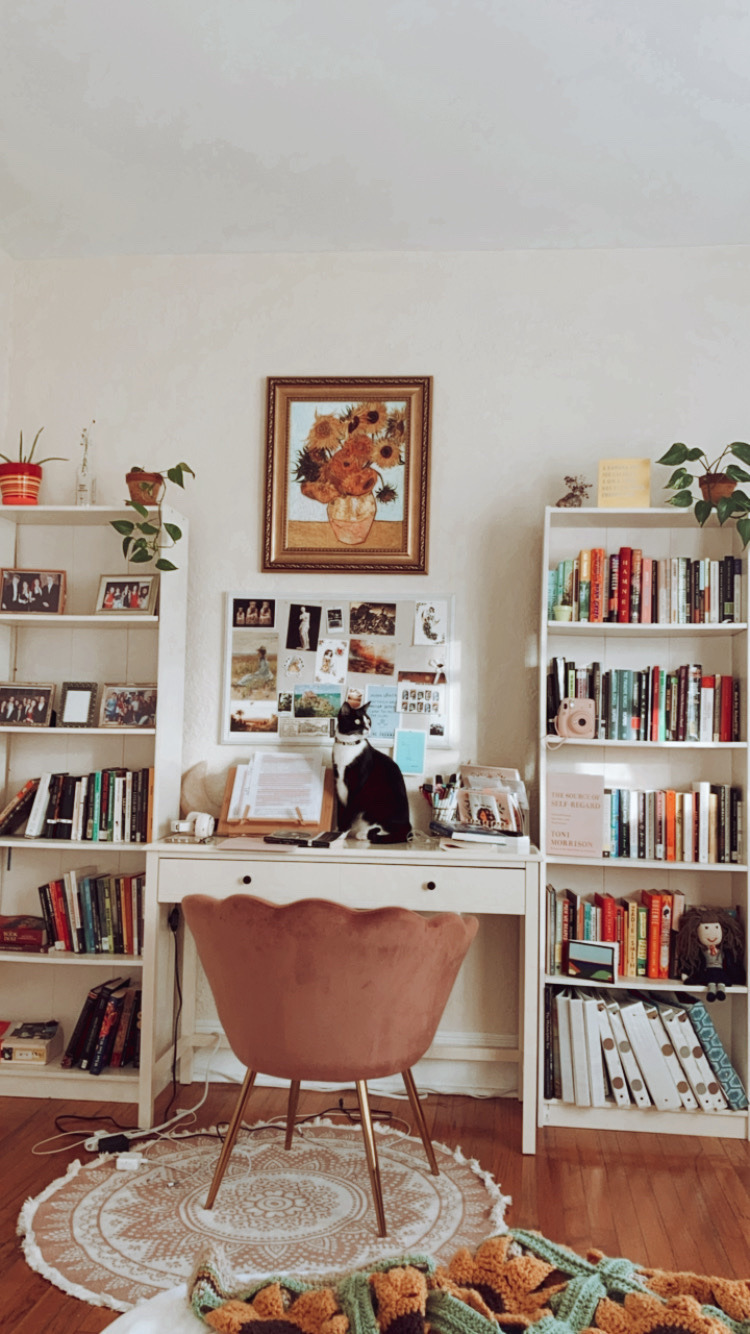 alwaysbringabookwithyou:27.06.2021 This is a cottagecore cat appreciation post. Insta: