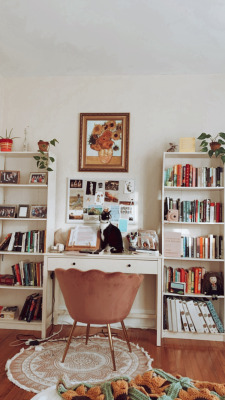 alwaysbringabookwithyou:27.06.2021 This is a cottagecore cat appreciation post. Insta: