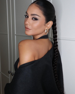 Sex femalestunning:vanessa hudgens via instagram pictures