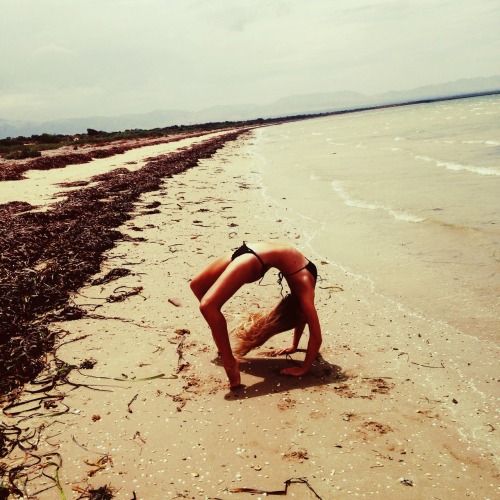 az-uki:  Beach yoga this morning ☺️😊☺️😊