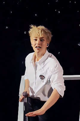 Minseok Waving At The Fans - Elyxion In Bangkok (180316)