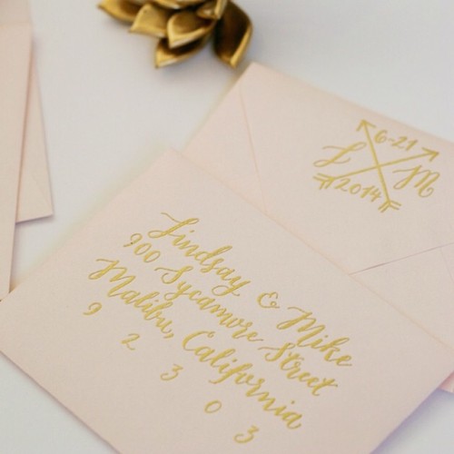 Golden calligraphy by @ashleylurcott on blush pink envelopes? Yes please. Plus beginner&rsquo;s 