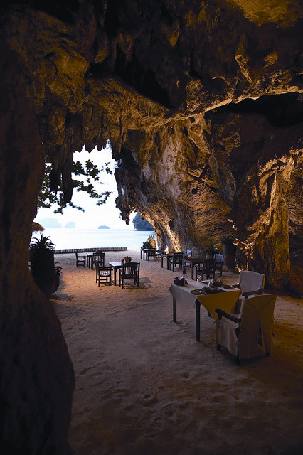 Restaurant inside The Grotto, Rayavadee Resort / Thailand (by Idee_per_Viaggiare).