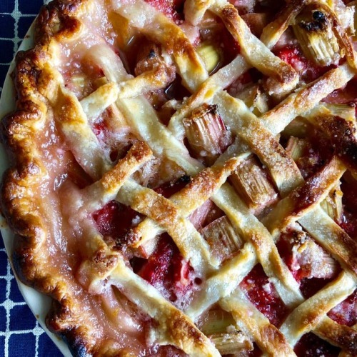 2 a.m. foodie project. Can’t sleep? Make pie! Meet my insomnia rhubarb strawberry pie. Hade so