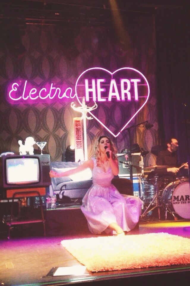 victorianna-x:  ♡ when I saw my gal ♡
