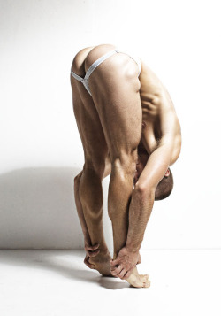 locker-room-men:  stretch