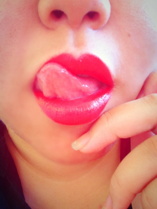fuckmylittlecunt:  yup. lip spam. mmm id love to put something between my lips. 