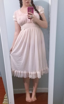 adeadlydame:  The beautiful vintage nightgown