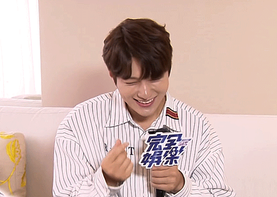 soooldout:mission: kitty style finger hearts = perfect for myungsoo