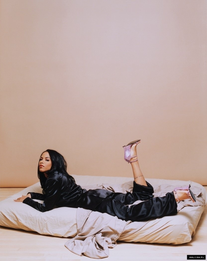 festivemomentspow:  Aaliyah, 2001