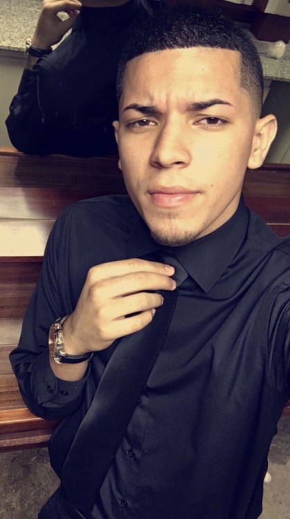 naweas: to2uncurioso: elalexito: sexyb0ypr:Alberdeny  Se ve bn Yo me atrevo si Q me ponga a mamar