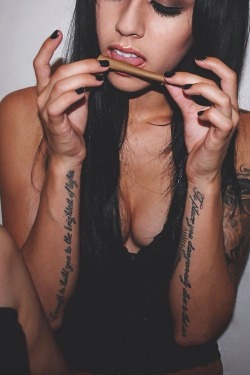 girlsthatloveweed:  Roll a blunt for me, girl. 