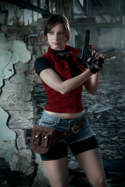 cosplayhotties:  Claire Redfield cospaly