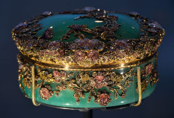 jeannepompadour:Snuffbox made of chrysoprase, gold, stones and diamonds colored with back foils. About 1765. It belonged to Frederick II of Prussia 